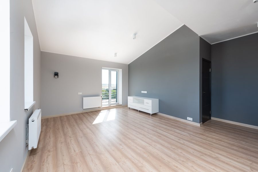 Pièce vide après une rénovation complète, sols et peinture refaits