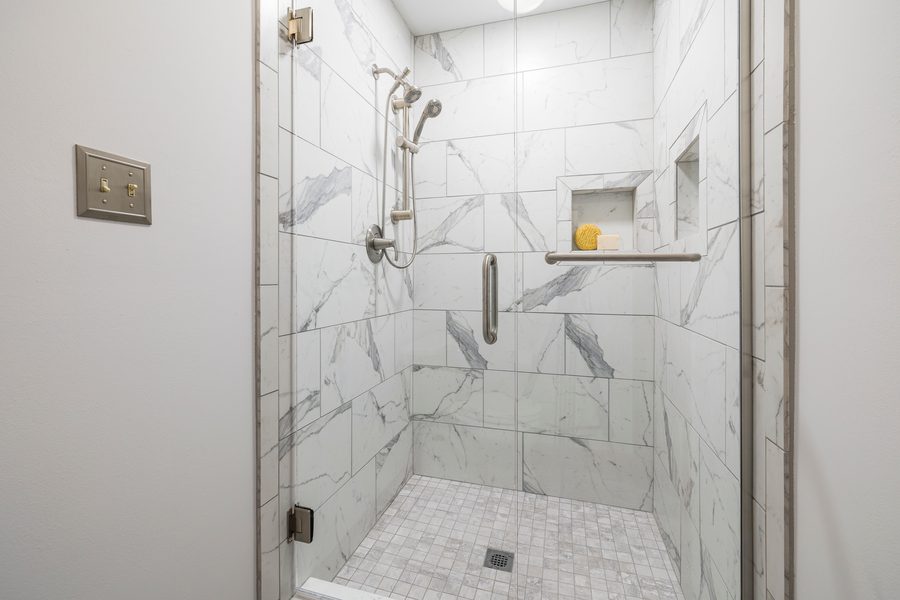 Douche à l'italienne en marbre après rénovation